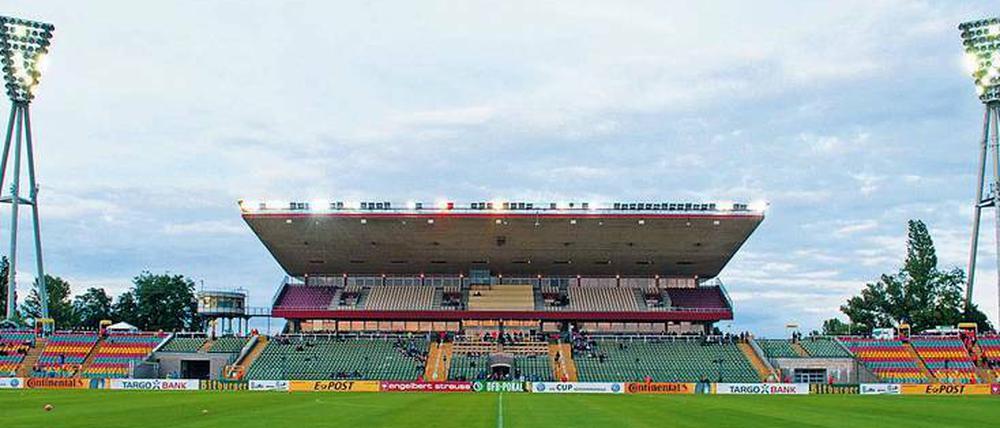 Die Haupttribüne und zwei Flutlichtmasten des Friedrich-Ludwig-Jahn-Sportparks in Prenzlauer Berg.