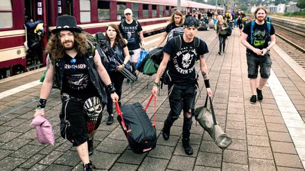 Besucher des Wacken Open Air verlassen am Bahnhof Itzehoe den von München aus gestarteteten Metal Train.