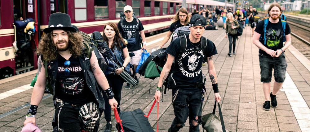 Besucher des Wacken Open Air verlassen am Bahnhof Itzehoe den von München aus gestarteteten Metal Train.