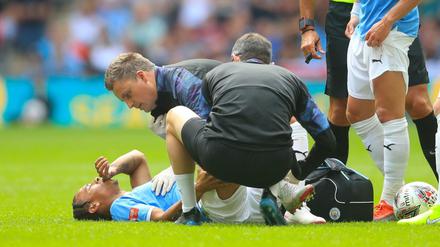 Leroy Sané wird behandelt. Kurz danach muss er ausgewechselt werden.