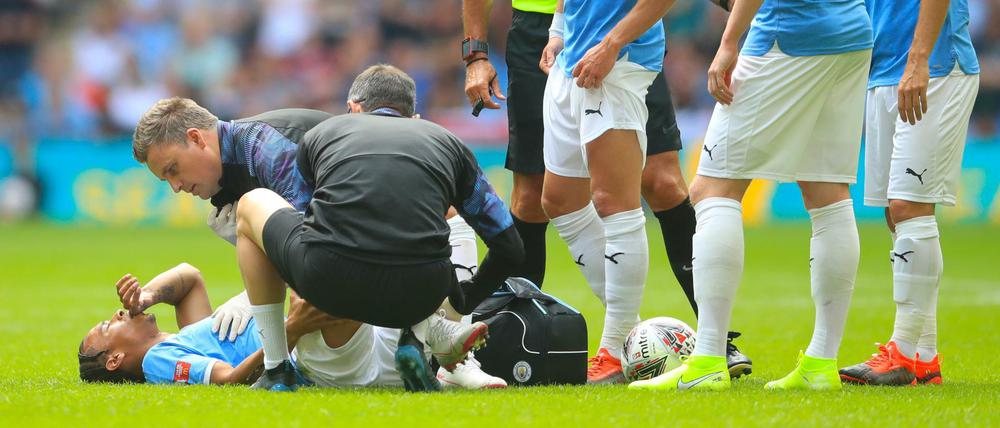 Leroy Sané wird behandelt. Kurz danach muss er ausgewechselt werden.