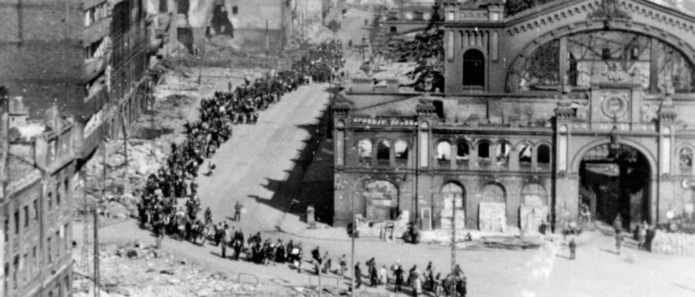 Oktober 1944: Nach der Niederschlagung des Warschauer Aufstands werden Einwohner der polnischen Hauptstadt zu einem Sammelplatz gebracht.