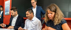 Rahim Nagibulla unterzeichnet seinen Arbeitsvertrag mit der WBM.