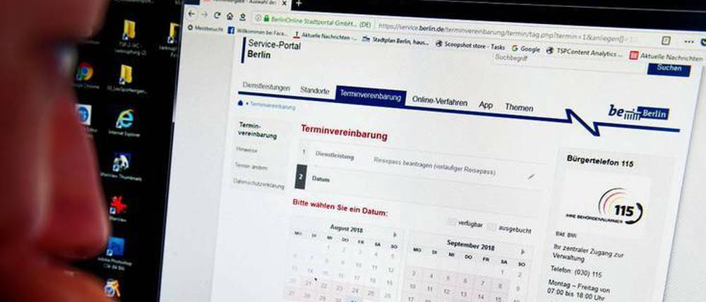 Die Terminvergabe in Bürgerämtern ist online möglich. Doch weil viele Amtshandlungen analog erledigt werden, ist Geduld gefragt.