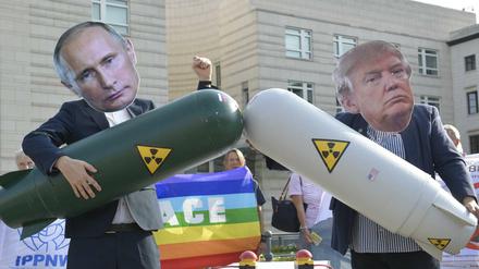 Friedensaktivisten protestieren am Donnerstag vor der US-Botschaft in Berlin gegen das Ende des INF-Vertrags.