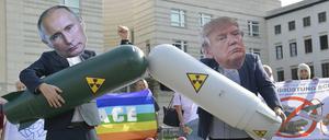 Friedensaktivisten protestieren am Donnerstag vor der US-Botschaft in Berlin gegen das Ende des INF-Vertrags.