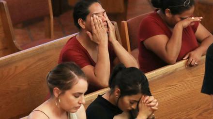 Trauernde bei einem Gottesdienst in der Piuskirche in El Paso.