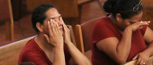 Trauernde bei einem Gottesdienst in der Piuskirche in El Paso.