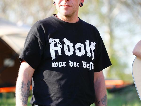 Unverhohlene Botschaft: ein Neonazi beim Festival „Schwert und Schild“ am 20. April 2018 in Ostritz.