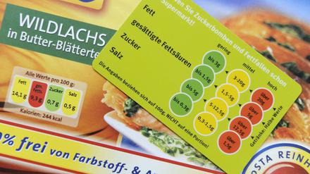 Eine Tabelle in Scheckkartenform mit der Ampel-Kennzeichnung für Lebensmittel liegt bei einer Pressekonferenz zur Nährwertkennzeichnung auf einer Nahrungsmittelverpackung.