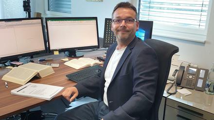 Ralph Sauer vor seiner Monitorwand. „Wir sind ein anwaltlicher Industriebetrieb“, sagt er. 