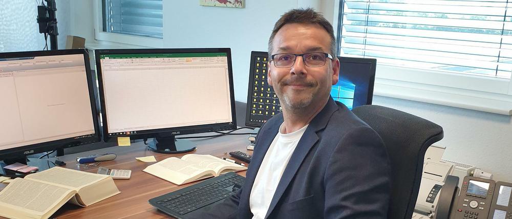 Ralph Sauer vor seiner Monitorwand. „Wir sind ein anwaltlicher Industriebetrieb“, sagt er.