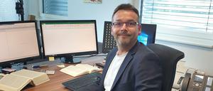 Ralph Sauer vor seiner Monitorwand. „Wir sind ein anwaltlicher Industriebetrieb“, sagt er. 