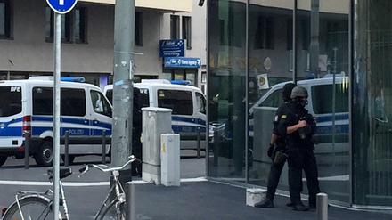 Polizisten sichern das Gelände rund um den Hauptbahnhof. 