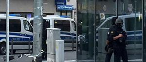 Polizisten sichern das Gelände rund um den Hauptbahnhof. 