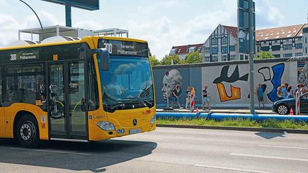 Der neue Doppel-Null-Agent der BVG, der 300er, rollt zwischen der Philharmonie und dem Bahnhof Warschauer Straße - vorbei an der East Side Gallery.