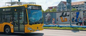 Der neue Doppel-Null-Agent der BVG, der 300er, rollt zwischen der Philharmonie und dem Bahnhof Warschauer Straße - vorbei an der East Side Gallery.