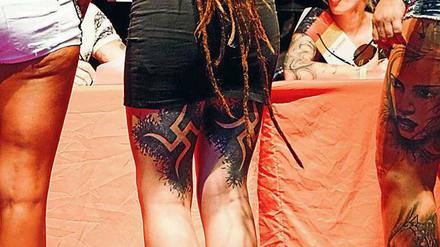 Eindeutig zu erkennen. So trat eine Kandidatin zur „Miss-Tattoo“-Wahl an.