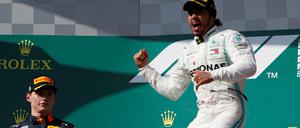 Lewis Hamilton siegt, Max Verstappen (l.) kann nur applaudieren. 