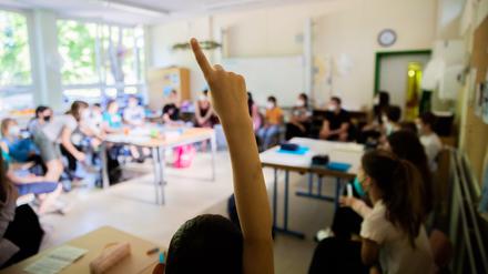 Ein Schüler meldet sich in einer gemischten Klasse der Stufen 4-6 an der Fritz-Karsen-Schule im Berliner Ortsteil Britz. Für die letzten zwei Wochen vor den Sommerferien gibt es in der Hauptstadt noch einmal Präsenzunterricht mit allen Schülerinnen und Schülern. +++ dpa-Bildfunk +++