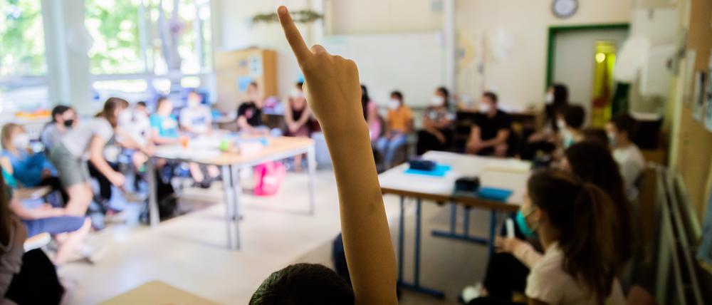 Ein Schüler meldet sich in einer gemischten Klasse der Stufen 4-6 an der Fritz-Karsen-Schule im Berliner Ortsteil Britz. Für die letzten zwei Wochen vor den Sommerferien gibt es in der Hauptstadt noch einmal Präsenzunterricht mit allen Schülerinnen und Schülern. +++ dpa-Bildfunk +++