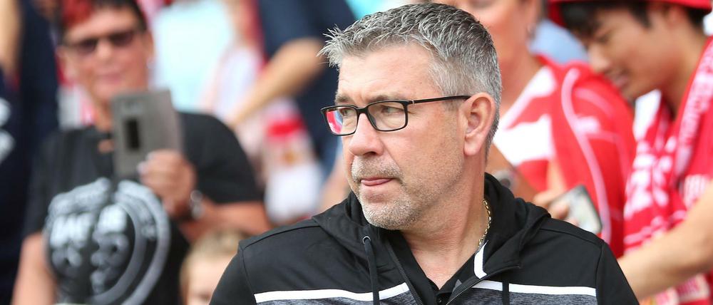 Schaut genau hin. Unions Trainer Urs Fischer, der gegen Celta Vigo auch gute Ansätze sah.