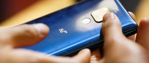 Ein herübergereichtes Handy ist kein Freibrief dafür, alle Fotos durchzusehen.