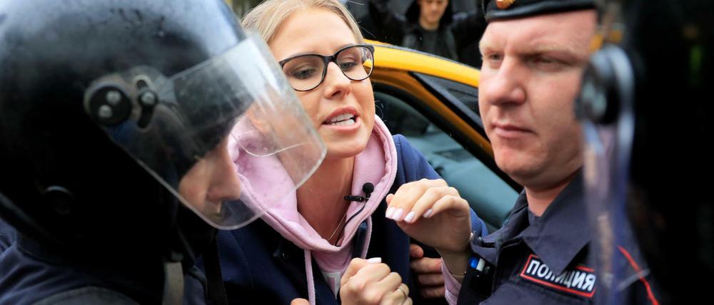 Polizisten nehmen die Oppositionspolitikerin Ljubow Sobol fest.