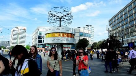 Zeit für die Weltzeituhr. Sie ist eines der zentralen Touristenattraktionen am Alexanderplatz.