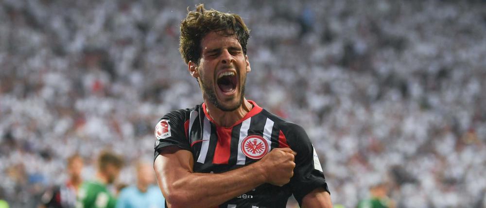 Frankfurts Goncalo Paciencia jubelt nach seinem Tor zum 1:0. 