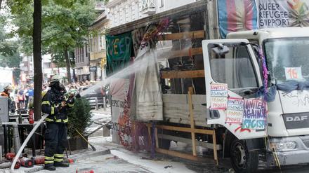 Feuerwehrmänner löschen den Truck.