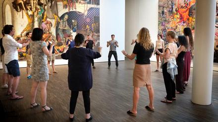 Seminar im Museum. Mit allen Sinnen sollen sich die Teilnehmer eines Workshops im „me Collectors Room“ die Kunst erschließen. 