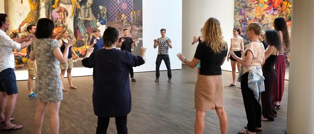Seminar im Museum. Mit allen Sinnen sollen sich die Teilnehmer eines Workshops im „me Collectors Room“ die Kunst erschließen.