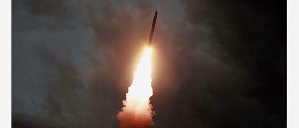 Das Videostandbild vom Nordkoreanischen Fernsehsender KRT zeigt eine Rakete während eines Testfluges in Nordkorea.