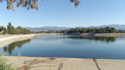 Aus der Ferne wirkt er verlockend. Blick auf das Wasserreservoir des Silver Lakes.