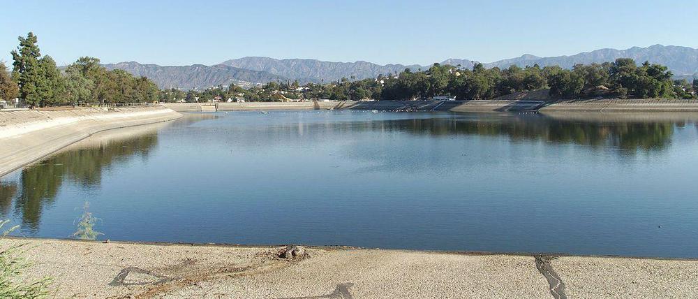 Aus der Ferne wirkt er verlockend. Blick auf das Wasserreservoir des Silver Lakes.