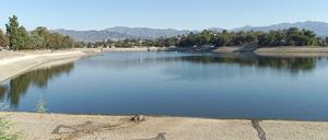 Aus der Ferne wirkt er verlockend. Blick auf das Wasserreservoir des Silver Lakes.