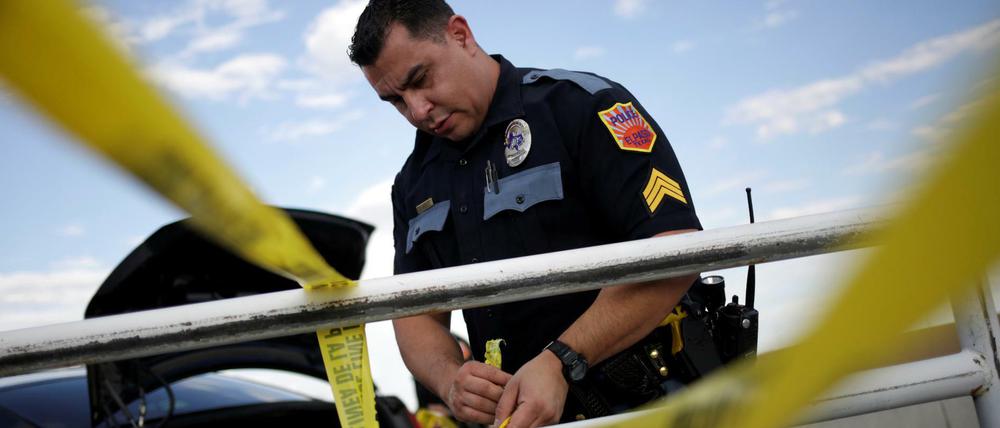 Ein Polizist sperrt das Gebiet um das Einkaufszentrum in El Paso ab.