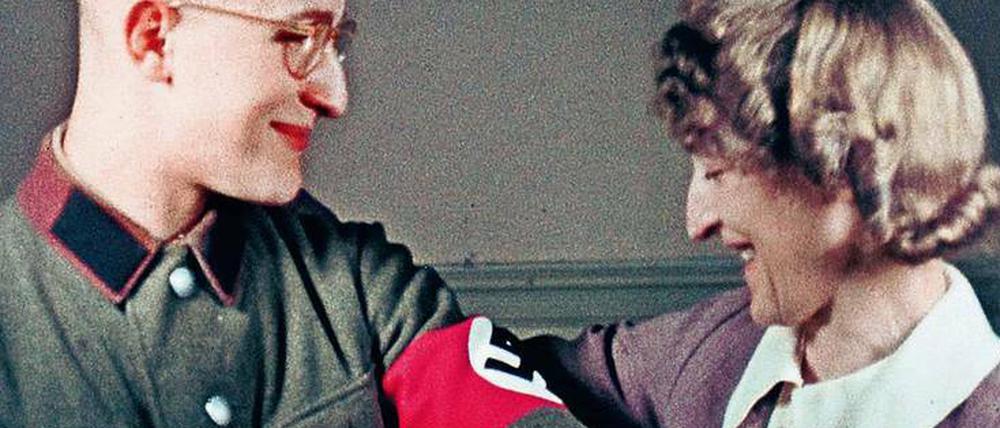 Deutschland privat 1939. Ein Hobbyfilmer aus Berlin-Schöneberg hält den Besuch seines Sohnes vom Reichsarbeitsdienst fest, die Mutter bewundert die NS-Uniform. 