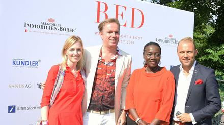 Sommer, Sonne, Spendenzeit. Gastgeber Christian Gérôme (2.vl.) und Ehrengäste: Katharina Czaja (links), Auma Obama (2.v.r.) und Sebastian Czaja (FDP, rechts).