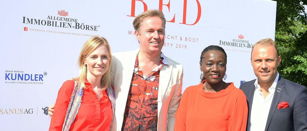 Sommer, Sonne, Spendenzeit. Gastgeber Christian Gérôme (2.vl.) und Ehrengäste: Katharina Czaja (links), Auma Obama (2.v.r.) und Sebastian Czaja (FDP, rechts).