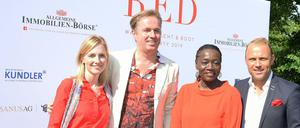 Sommer, Sonne, Spendenzeit. Gastgeber Christian Gérôme (2.vl.) und Ehrengäste: Katharina Czaja (links), Auma Obama (2.v.r.) und Sebastian Czaja (FDP, rechts).