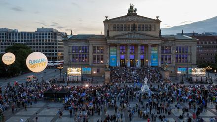 Begeiterte Zuhpörer beim Mitsingkonzert auf dem Gendarmenmarkt am 4.8.2019