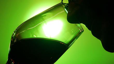 Ein Frau schnuppert an einem Glas Rotwein. Meistens aber läuft das Riechen beim Menschen vor allem unterbewusst ab. 
