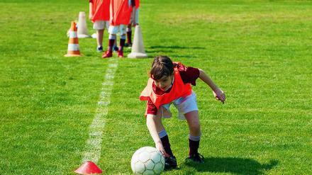 Zeigt her, eure Künste. Kinder werden heute sehr früh auf ihre fußballerischen Qualitäten untersucht.