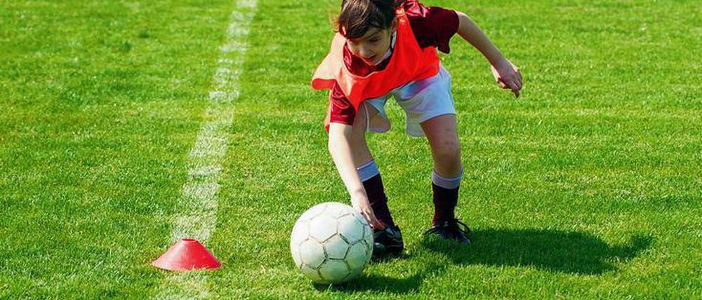 Zeigt her, eure Künste. Kinder werden heute sehr früh auf ihre fußballerischen Qualitäten untersucht.
