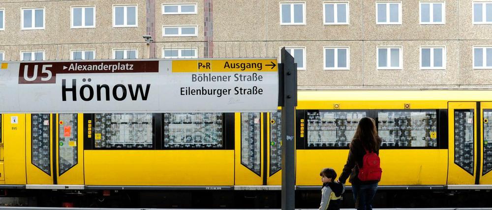 Eine U-Bahn des Bautyps IK hält am Bahnhof Hönow.
