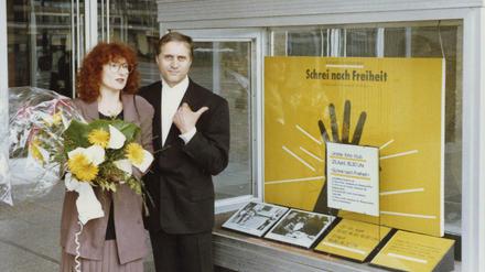 Das Hochzeitsbild vom 5. April 1989 vor dem Kino International. Dort wurde gerade der Film „Schrei nach Freiheit“ gezeigt.