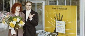 Das Hochzeitsbild vom 5. April 1989 vor dem Kino International. Dort wurde gerade der Film „Schrei nach Freiheit“ gezeigt.