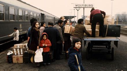 Italienische Familien auf dem Bahnhof von Wolfsburg in den 1970er Jahren